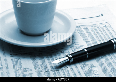 Geschäftskonzepte ich Untertasse Tinte Stift Zeitung Finanzteil Kaffeetasse Hinweis Indizes Börse Bluechips Handel Geschäft Stockfoto