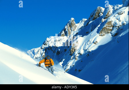 männlichen Skifahrer, Skifahren im Tiefschnee abseits der Pisten, Frankreich Stockfoto