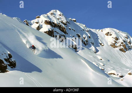männlichen Skifahrer, Skifahren im Tiefschnee abseits der Pisten Stockfoto