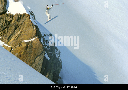 extremer Snowboarder in der Luft springen, Antenne Stockfoto