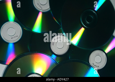Computer Comm cd Cds CD CDs Farben blau grün lila rosa Reflexion Silikon Kunststoff Konzept Festplattentechnik RAID Stockfoto