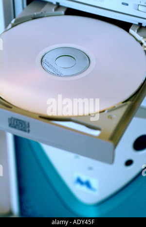 Computer Comm dvd digital video cd cd cd Rom DVD-Rom periphere Informationen Konzept Daten Silicon grün Schublade Stockfoto