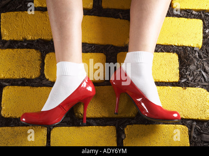 Rote Schuhe auf gelben Ziegeln Stockfoto