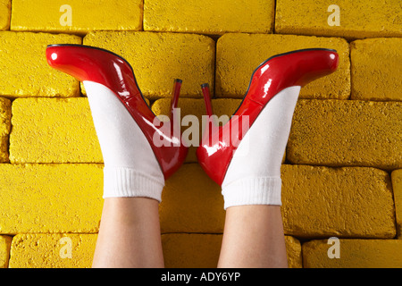 Rote Schuhe auf gelben Ziegeln Stockfoto