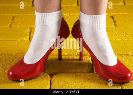 Rote Schuhe auf gelben Ziegeln Stockfoto