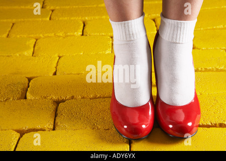 Rote Schuhe auf gelben Ziegeln Stockfoto