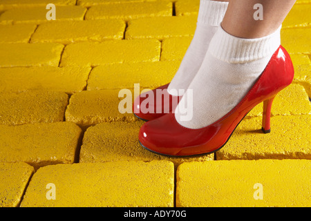 Rote Schuhe auf gelben Ziegeln Stockfoto