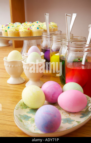 Gefärbte Ostereier und Cupcakes Stockfoto