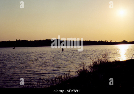 Reisen Distrito Federal Reservoir Paranoa Lake Brasilia df distrito Federal Margen Segelboot Sonnenuntergang Sonnenaufgang Natur Horizont Golde Stockfoto