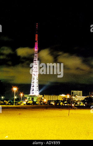 Reisen Distrito Federal Nacht Lichter Weihnachten Dekoration tv Übertragung Turm Telekommunikation Brasilia df distrito Federal Stockfoto