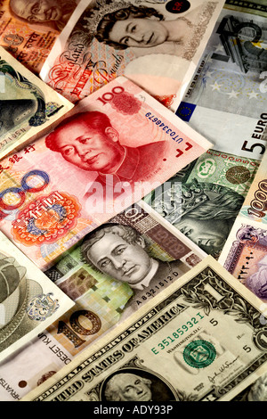 Auswahl an internationalen Banknoten einschließlich UK China Japan Polen Indien USA Euro Kroatien Stockfoto