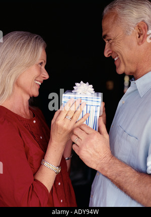 Porträt des Paares hält Geschenk Stockfoto