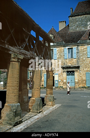 Place De La Halle und Gouverneure House an Domme Stockfoto