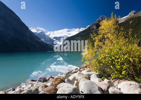 Berge und See, Lake Louise, Banff Nationalpark, Alberta, Kanada Stockfoto