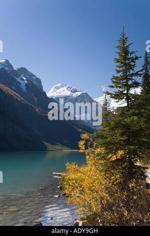 Berge und See, Lake Louise, Banff Nationalpark, Alberta, Kanada Stockfoto