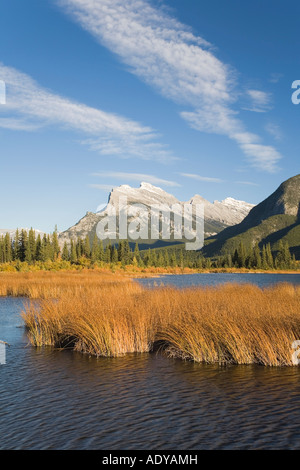 Vermillion See und Mount Rundle im Herbst, Banff Nationalpark, Alberta, Kanada Stockfoto