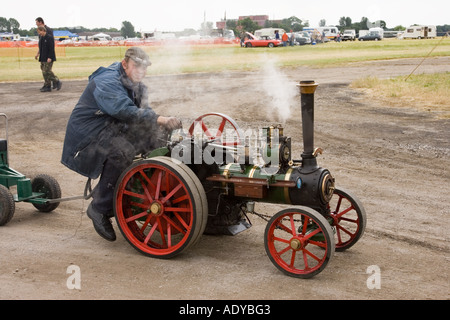 ein Mann fährt eine Skala Dampftraktor Rougham Messe in Suffolk im Juni 2006 Stockfoto