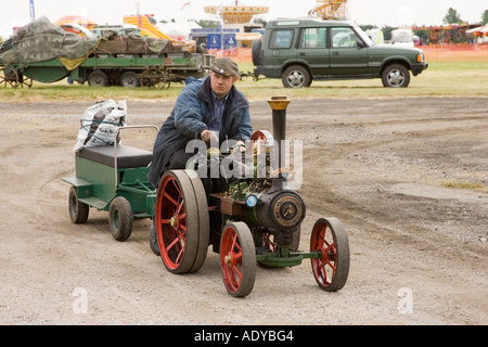 ein Mann fährt eine Skala Dampftraktor Rougham Messe in Suffolk im Juni 2006 Stockfoto