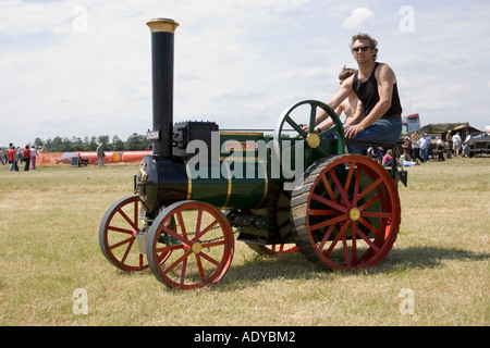 ein Mann fährt eine Skala Dampftraktor Rougham Messe in Suffolk im Juni 2006 Stockfoto