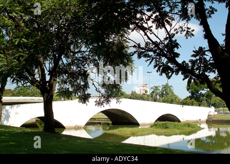 Rio Grande tun Sul Bäume Acorianos Stein Brückenbau alte erhaltene weißen See Bach Fluss Wasserreflexion downtown port Stockfoto