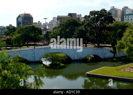 Rio Grande tun Sul Tageslicht Bäume Acorianos steinerne Brückenbau alten weißen See Bach Fluss Wasser Spiegelung nach unten erhalten Stockfoto