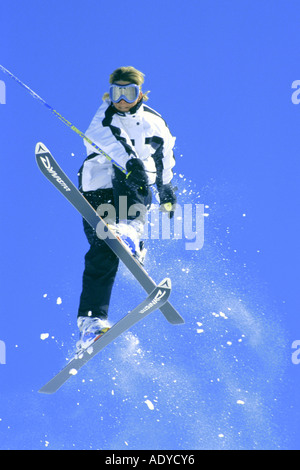 Skifahrerin in die Luft springen, tun trick Stockfoto
