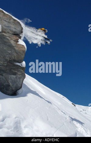 Skifahrer Cdric Pugin einen Sprung von einem Felsen, Frankreich, Savoyen, Les Mnuires Stockfoto