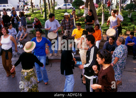 , Mexikaner, Mexikanisch, Menschen, Menschen tanzen, Männer, Frauen, Straßenmusikanten, Centenario, Garten, Coyoacan, Mexico City, Distrito Federal, Mexiko Stockfoto