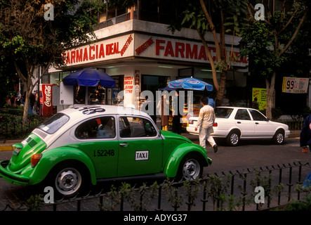 Grüne VW Käfer, VW Käfer, VW Käfer Taxi, Taxi, VW Käfer, Apotheke, farmacia, Zona Rosa, Mexico City, Distrito Federal, Mexiko Stockfoto