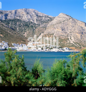 Ein Blick auf Kamares Dorf in felsiger Landschaft auf der Griechischer Inselküstenhafen von Sifnos auf den griechischen Inseln Griechenland KATHY DEWITT Stockfoto