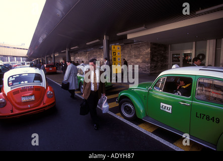 Taxifahrer, Taxifahrer, Taxi, Taxen, Taxistand, Gate C, internationalen Flughafen Benito Juarez, Mexico City, Distrito Federal, Mexiko Stockfoto