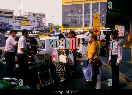 Mexikaner, Mexikaner, Touristen, Reisende, Reisen, internationalen Flughafen Benito Juarez, Mexico City, Distrito Federal, Mexiko Stockfoto