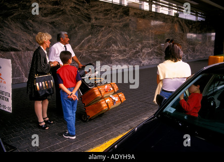 Mexikaner, Mexikaner, Passagiere, Gepäck handler, internationalen Flughafen Benito Juarez, Mexico City, Distrito Federal, Mexiko Stockfoto