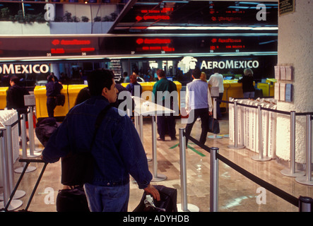 AeroMexico, Mexikaner, Mexikanisch, Passagiere, Reisen, Abflugebene, internationalen Flughafen Benito Juarez, Mexiko City, Mexiko Stockfoto