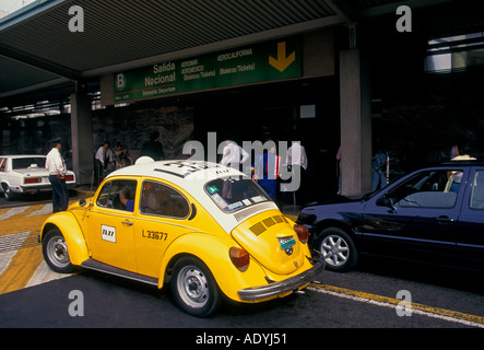 VW-Taxi, Taxi Driver, Taxifahrer, Taxi, Taxen, Taxistand, inländischen Abfahrten, internationalen Flughafen Benito Juarez, Mexiko City, Mexiko Stockfoto