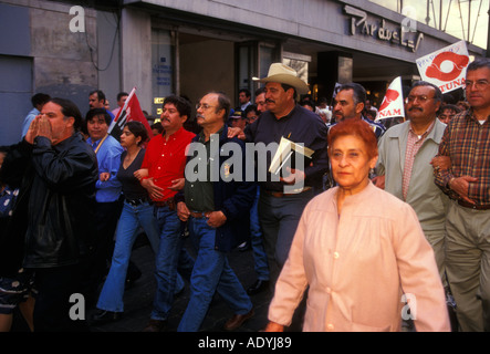 Mexikaner, Mexikaner, Demonstranten, Protest, Demonstration, STUNAM, Union der UNAM Arbeiter, Downtown, Mexico City, Distrito Federal, Mexiko Stockfoto