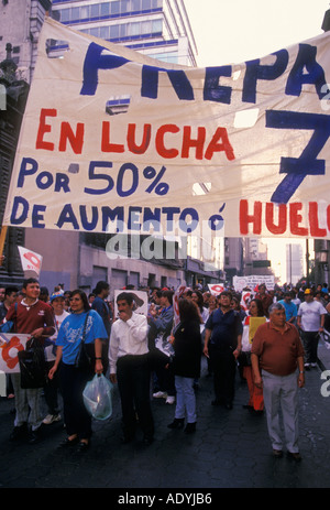 Mexikaner, Mexikaner, Demonstranten, Protest, Demonstration, STUNAM, Union der UNAM Arbeiter, Downtown, Mexico City, Distrito Federal, Mexiko Stockfoto