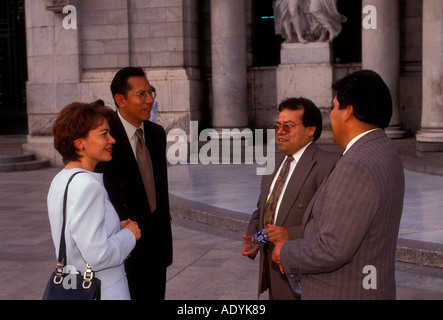 4, 4, Mexikaner, Mexikanisch, Geschäftsleute, Unternehmer, Geschäftsfrau, Reden, Mexico City, Distrito Federal, Mexiko Stockfoto