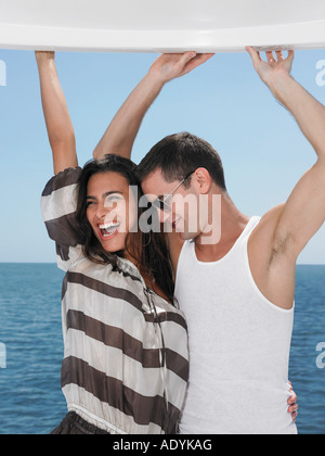 Junge Paare tanzen, Meer im Hintergrund Stockfoto