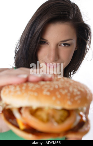 junge Brünette Frau mit Hamburger. Stockfoto
