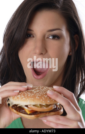 junge Brünette Frau mit Hamburger. Stockfoto
