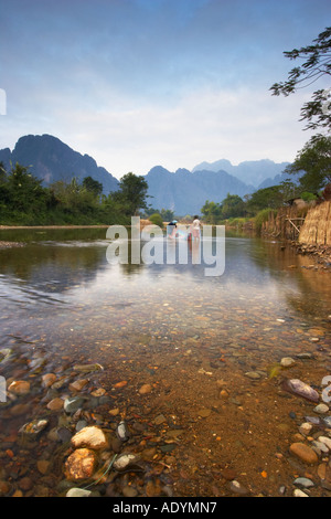Frauen stehen im Fluss, Vang Vieng Stockfoto