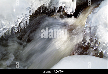 Fließgewässer über Felsen und Eisformationen in Vegupite Abava Valley Nature Park-Lettland Stockfoto