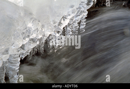 Fließgewässer über Felsen und Eisformationen in Vegupite Abava Valley Nature Park-Lettland Stockfoto