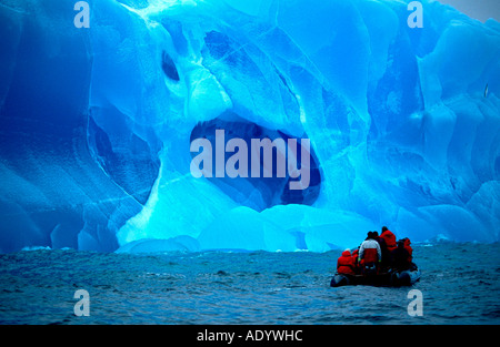 Boot Vor Blauem Eisberg in der Weddel siehe Zwischen Den Süd-Sandwich-Inseln Und Südgeorgien Stockfoto