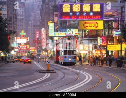 Straßenbahnen und Neon Lichter entlang Hennessy Road an der Causeway Bay in Hongkong Stockfoto