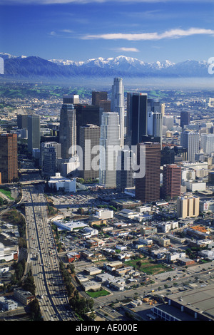 Los Angeles Civic Center mit Harbor Freeway und San Gabriel Mountains Stockfoto
