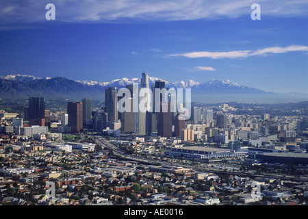 Los Angeles Downtown Civic Center mit Schnee auf den San Gabriel Mountains Stockfoto