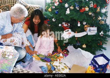 Drei Generationen teilen präsentiert am Weihnachtsmorgen Stockfoto