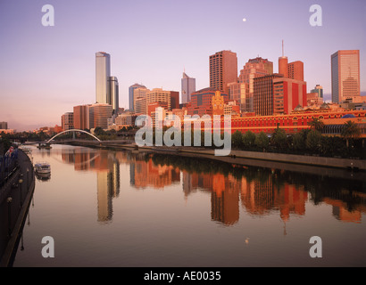 Central Business District reflektiert Yarra River in Melbourne bei Sonnenaufgang Stockfoto